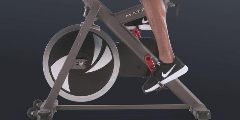 免保養皮帶傳動系統 21 公斤/46 磅飛輪和摩擦制動系統可帶來順暢穩定的騎行體驗